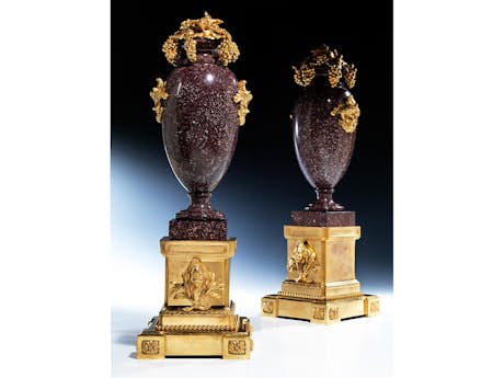 Paar elegante Kaminziervasen in rotem, ägyptischem Porphyr und feuervergoldeter Bronze